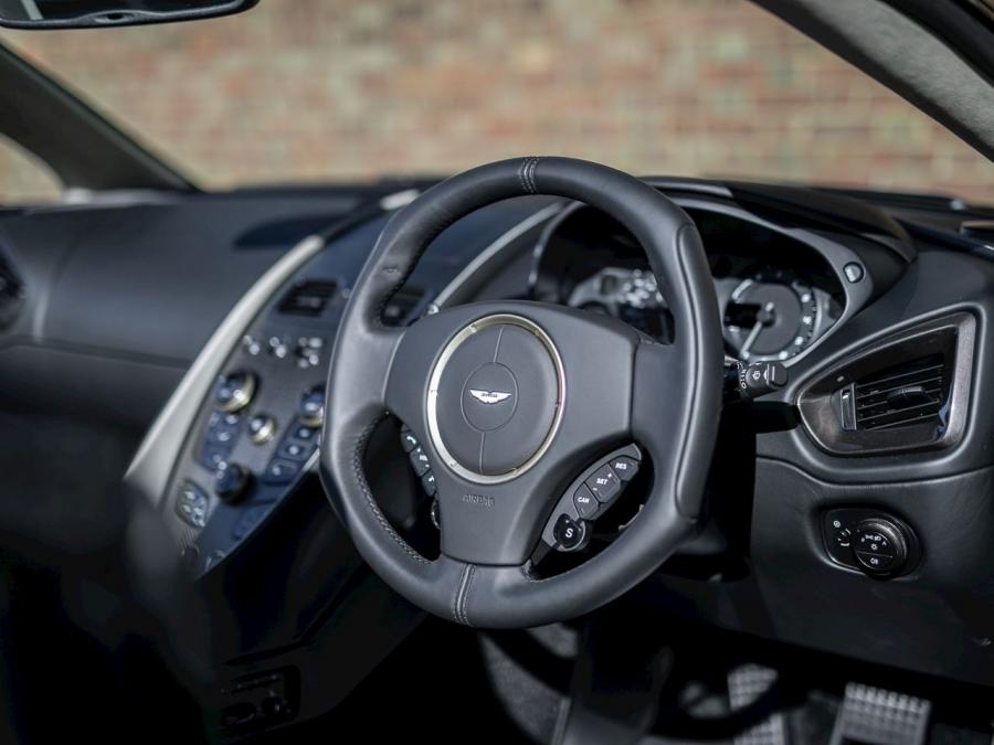 Панель приборов Aston Martin Vanquish Zagato Volante 2018 года  (UK) (фото 25 из 34)